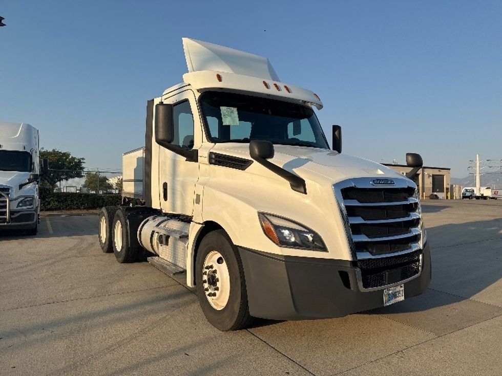 Day Cab Tractor-Heavy Duty Tractors-Freightliner-2020-T12664ST-Salt Lake City-UT-242,178\n\t\tmiles-$ 60,750 - Image 1