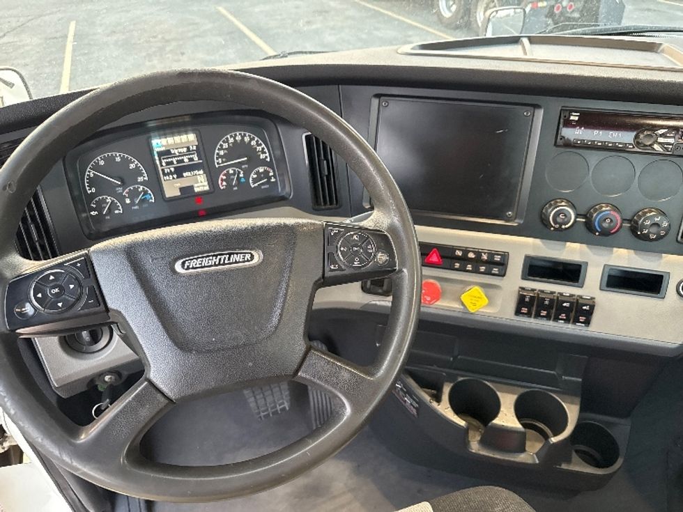 Day Cab Tractor-Heavy Duty Tractors-Freightliner-2020-T12664ST-Salt Lake City-UT-242,178\n\t\tmiles-$ 60,750 - Image 11