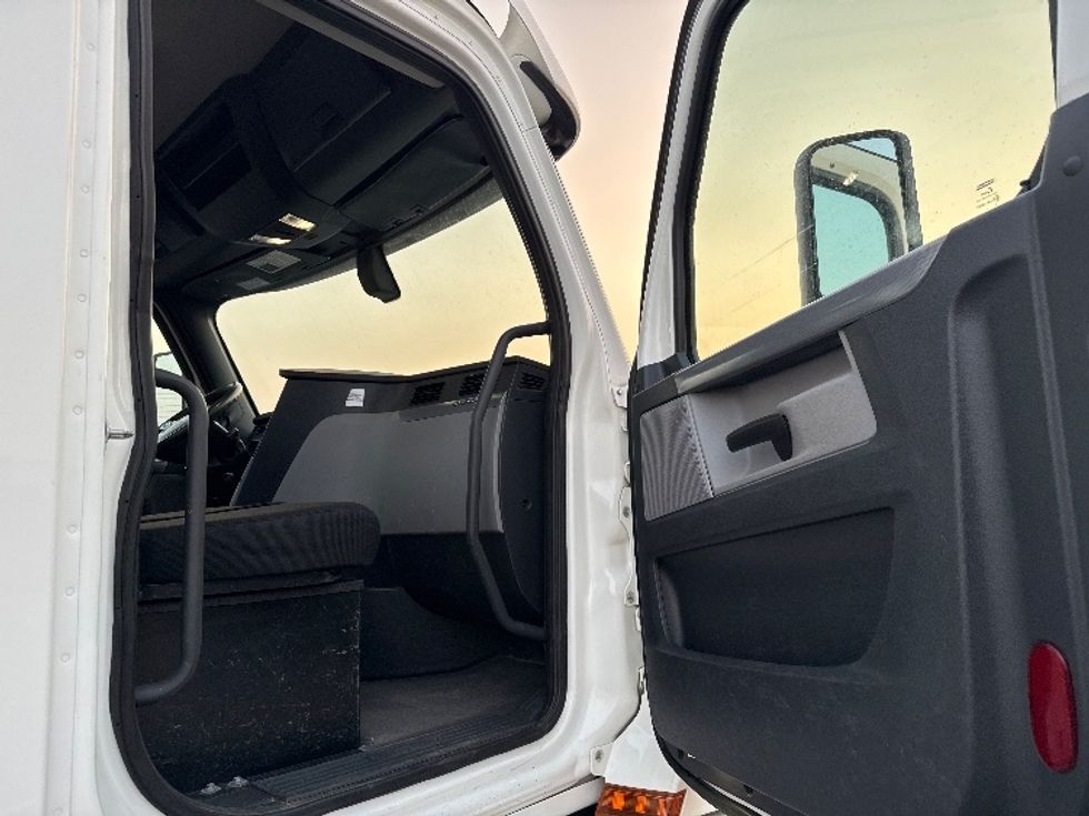 Day Cab Tractor-Heavy Duty Tractors-Freightliner-2020-T12664ST-Salt Lake City-UT-242,178\n\t\tmiles-$ 60,750 - Image 12