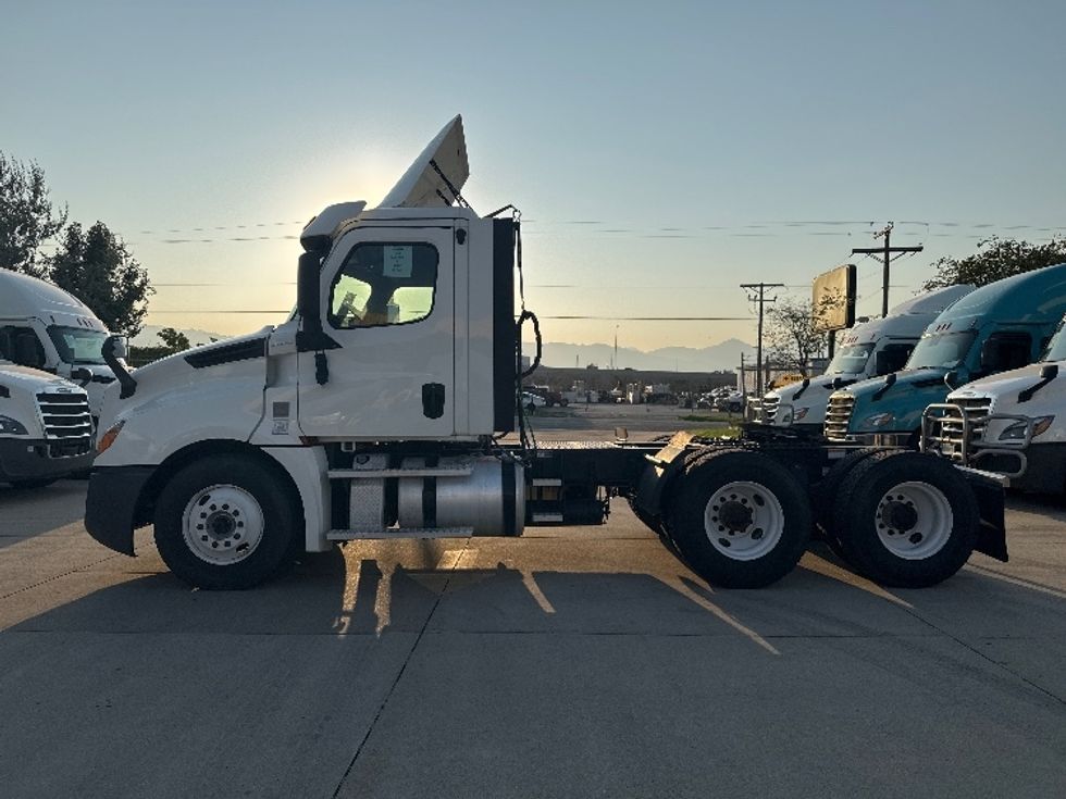 Day Cab Tractor-Heavy Duty Tractors-Freightliner-2020-T12664ST-Salt Lake City-UT-242,178\n\t\tmiles-$ 60,750 - Image 4