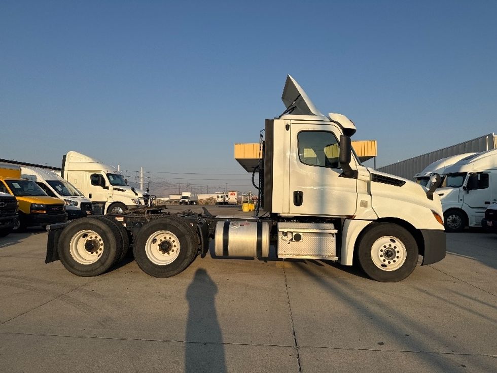Day Cab Tractor-Heavy Duty Tractors-Freightliner-2020-T12664ST-Salt Lake City-UT-242,178\n\t\tmiles-$ 60,750 - Image 8