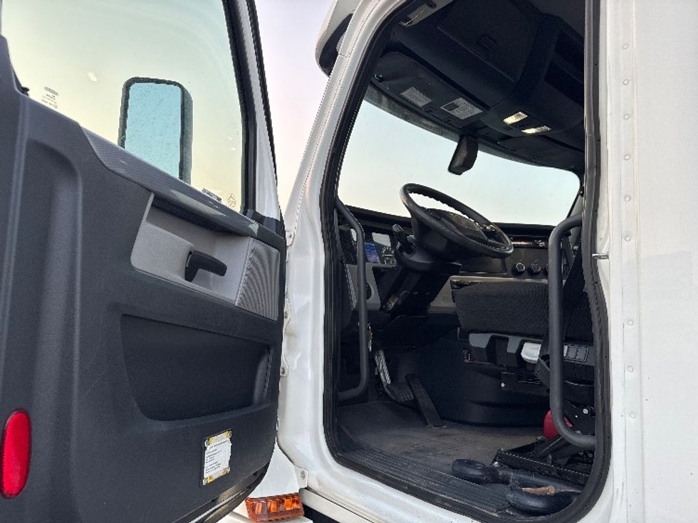Day Cab Tractor-Heavy Duty Tractors-Freightliner-2020-T12664ST-Salt Lake City-UT-242,178\n\t\tmiles-$ 60,750 - Image 9
