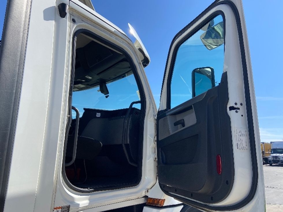 Day Cab Tractor-Heavy Duty Tractors-Freightliner-2020-T12664ST-San Antonio-TX-153,626\n\t\tmiles-$ 66,500 - Image 12