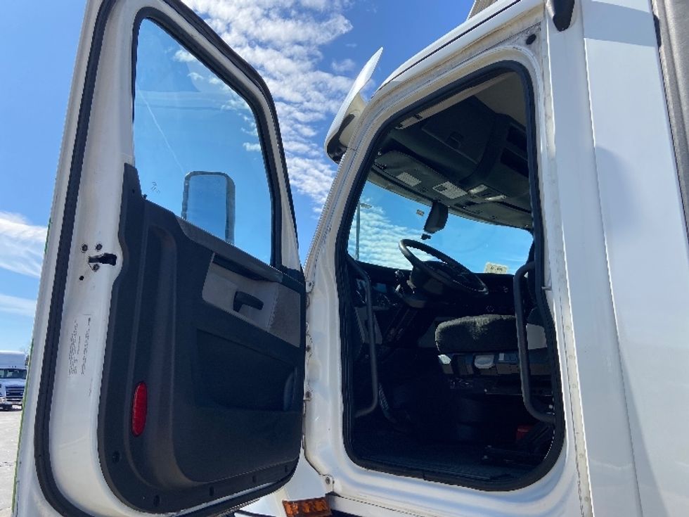 Day Cab Tractor-Heavy Duty Tractors-Freightliner-2020-T12664ST-San Antonio-TX-153,626\n\t\tmiles-$ 66,500 - Image 9