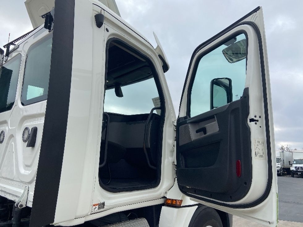 Day Cab Tractor-Heavy Duty Tractors-Freightliner-2020-T12664ST-San Antonio-TX-164,672\n\t\tmiles-$ 66,000 - Image 12