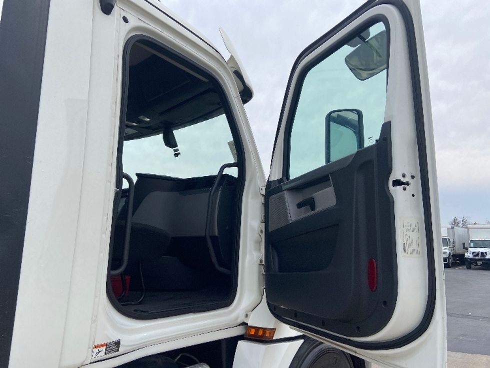 Day Cab Tractor-Heavy Duty Tractors-Freightliner-2020-T12664ST-San Antonio-TX-198,288\n\t\tmiles-$ 64,000 - Image 12