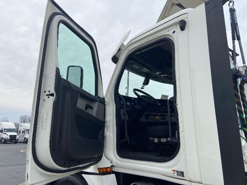 Day Cab Tractor-Heavy Duty Tractors-Freightliner-2020-T12664ST-San Antonio-TX-198,288\n\t\tmiles-$ 64,000 - Image 9