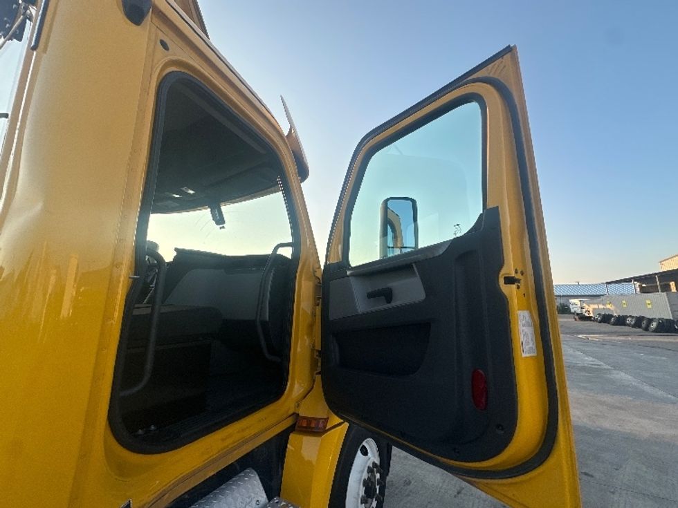 Day Cab Tractor-Heavy Duty Tractors-Freightliner-2020-T12664ST-San Antonio-TX-198,758\n\t\tmiles-$ 64,000 - Image 12