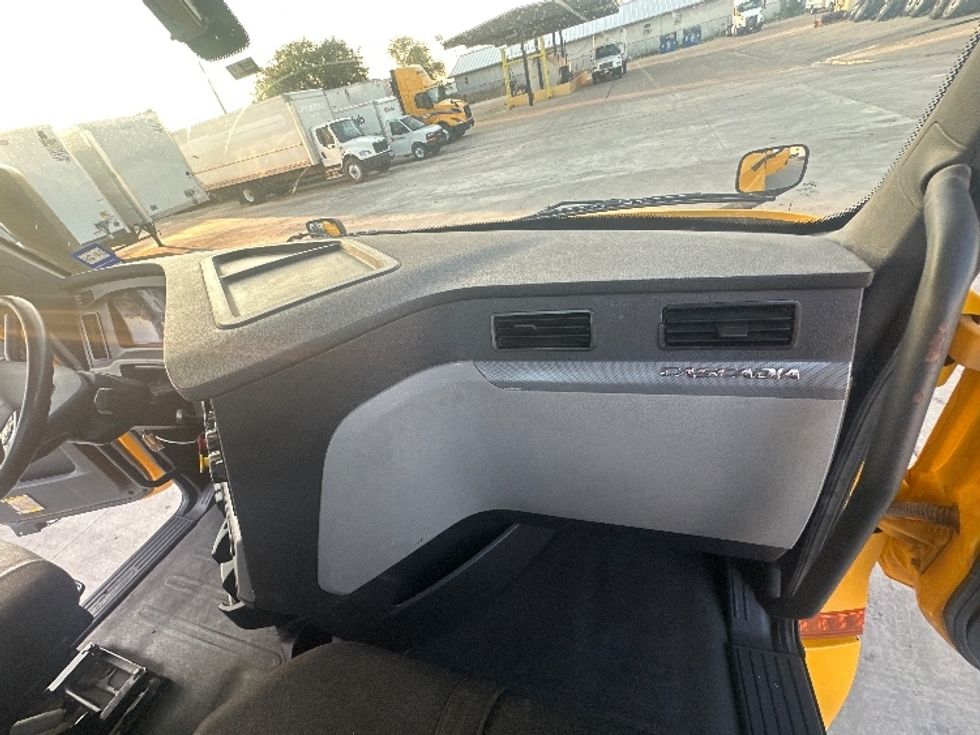 Day Cab Tractor-Heavy Duty Tractors-Freightliner-2020-T12664ST-San Antonio-TX-198,758\n\t\tmiles-$ 64,000 - Image 13