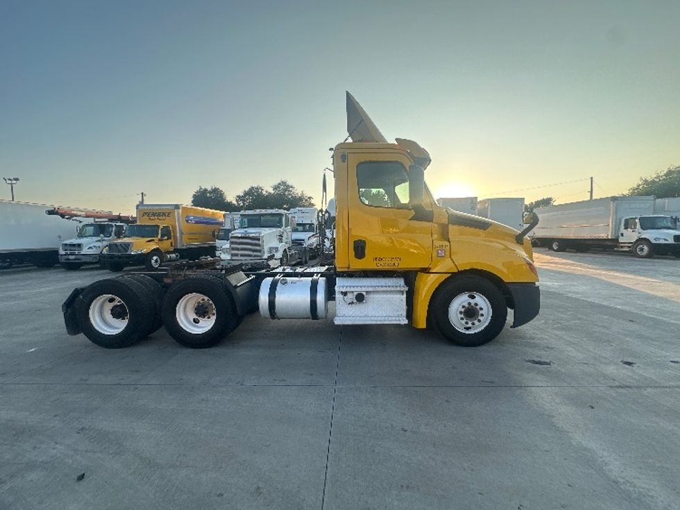 Day Cab Tractor-Heavy Duty Tractors-Freightliner-2020-T12664ST-San Antonio-TX-198,758\n\t\tmiles-$ 64,000 - Image 8