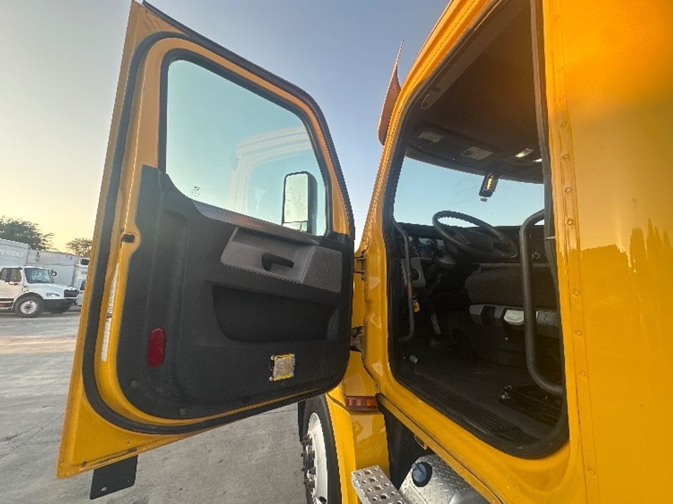 Day Cab Tractor-Heavy Duty Tractors-Freightliner-2020-T12664ST-San Antonio-TX-198,758\n\t\tmiles-$ 64,000 - Image 9