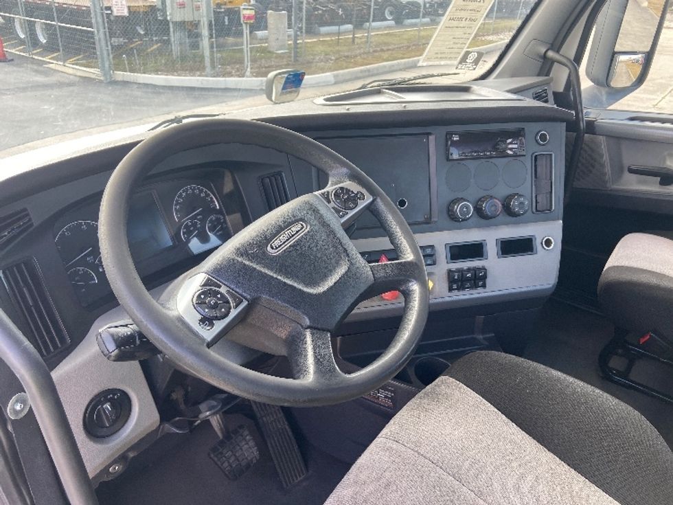 Day Cab Tractor-Heavy Duty Tractors-Freightliner-2020-T12664ST-San Antonio-TX-211,553\n\t\tmiles-$ 63,250 - Image 10
