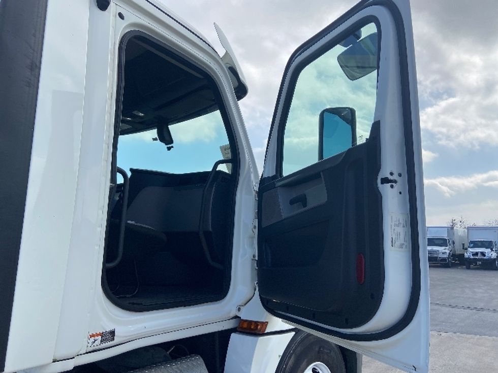 Day Cab Tractor-Heavy Duty Tractors-Freightliner-2020-T12664ST-San Antonio-TX-211,553\n\t\tmiles-$ 63,250 - Image 12