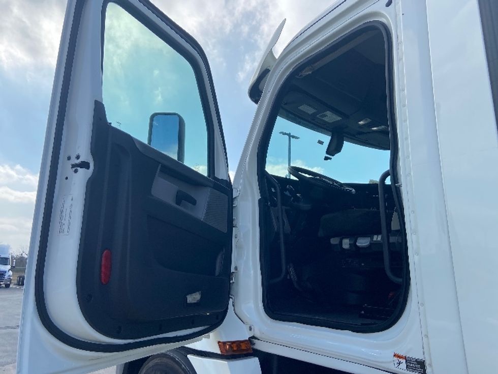 Day Cab Tractor-Heavy Duty Tractors-Freightliner-2020-T12664ST-San Antonio-TX-211,553\n\t\tmiles-$ 63,250 - Image 9