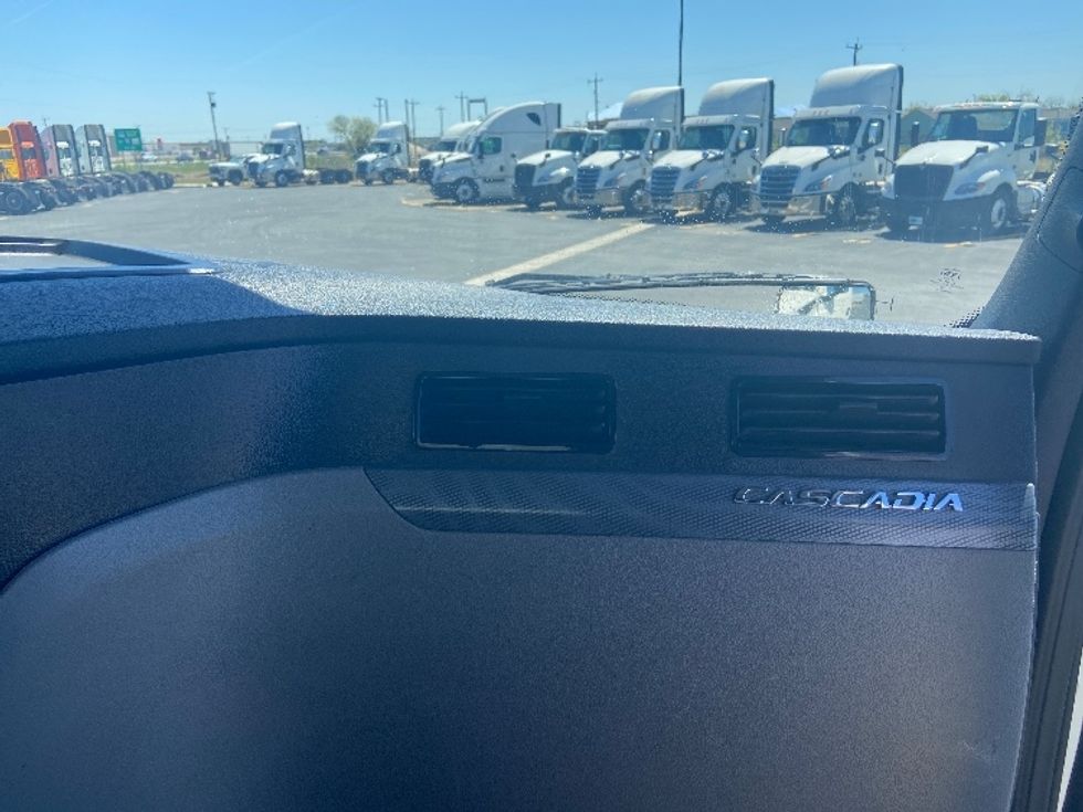 Day Cab Tractor-Heavy Duty Tractors-Freightliner-2020-T12664ST-San Antonio-TX-229,130\n\t\tmiles-$ 56,750 - Image 13