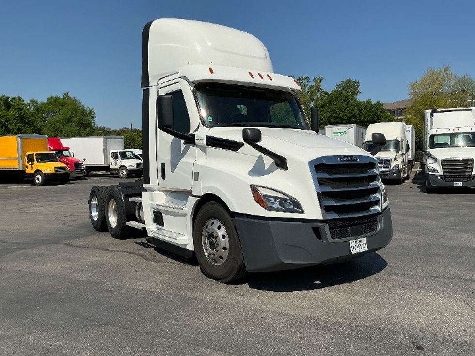 Day Cab Tractor-Heavy Duty Tractors-Freightliner-2020-T12664ST-San Antonio-TX-242,806\n\t\tmiles-$ 67,250 - Image 1