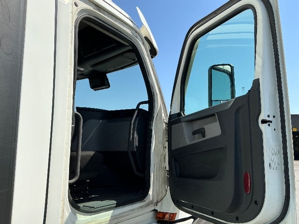 Day Cab Tractor-Heavy Duty Tractors-Freightliner-2020-T12664ST-San Antonio-TX-242,806\n\t\tmiles-$ 67,250 - Image 12