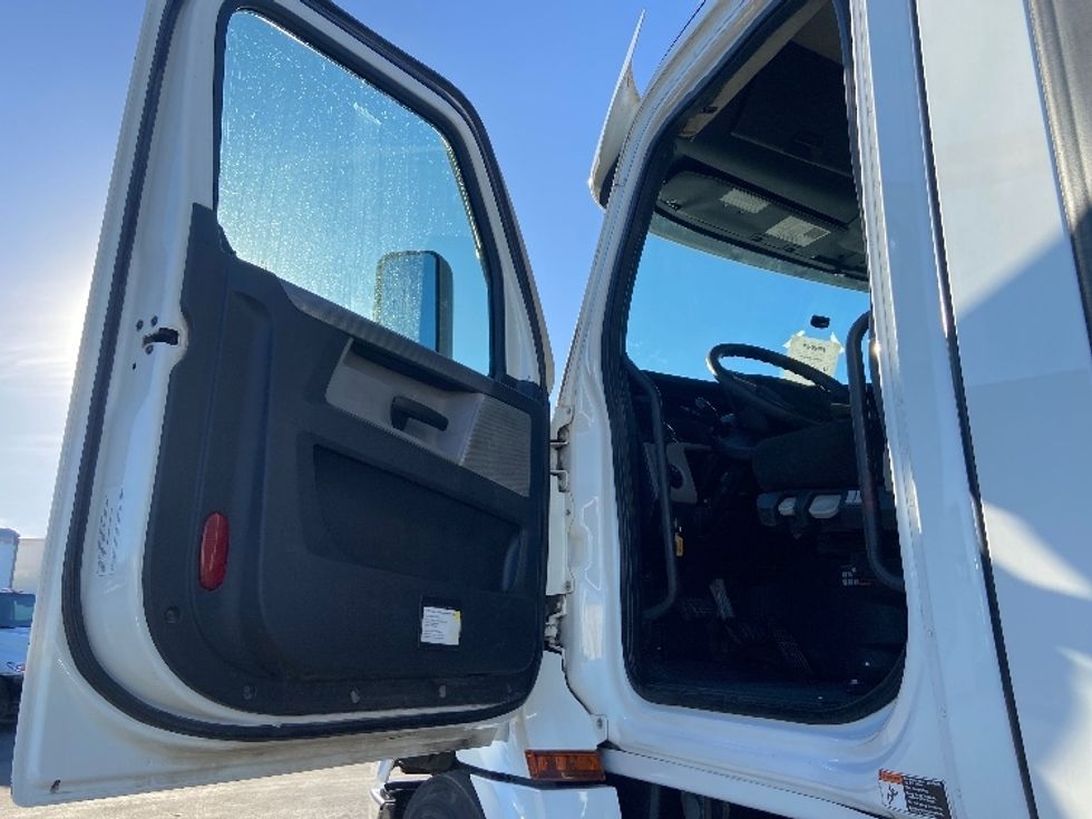 Day Cab Tractor-Heavy Duty Tractors-Freightliner-2020-T12664ST-San Antonio-TX-251,398\n\t\tmiles-$ 57,000 - Image 9