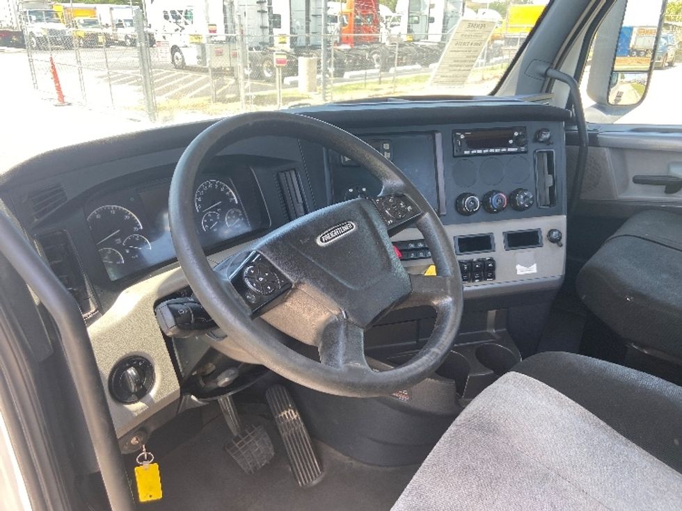 Day Cab Tractor-Heavy Duty Tractors-Freightliner-2020-T12664ST-San Antonio-TX-370,564\n\t\tmiles-$ 53,750 - Image 10