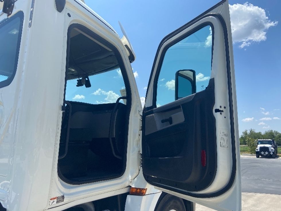 Day Cab Tractor-Heavy Duty Tractors-Freightliner-2020-T12664ST-San Antonio-TX-370,564\n\t\tmiles-$ 53,750 - Image 12