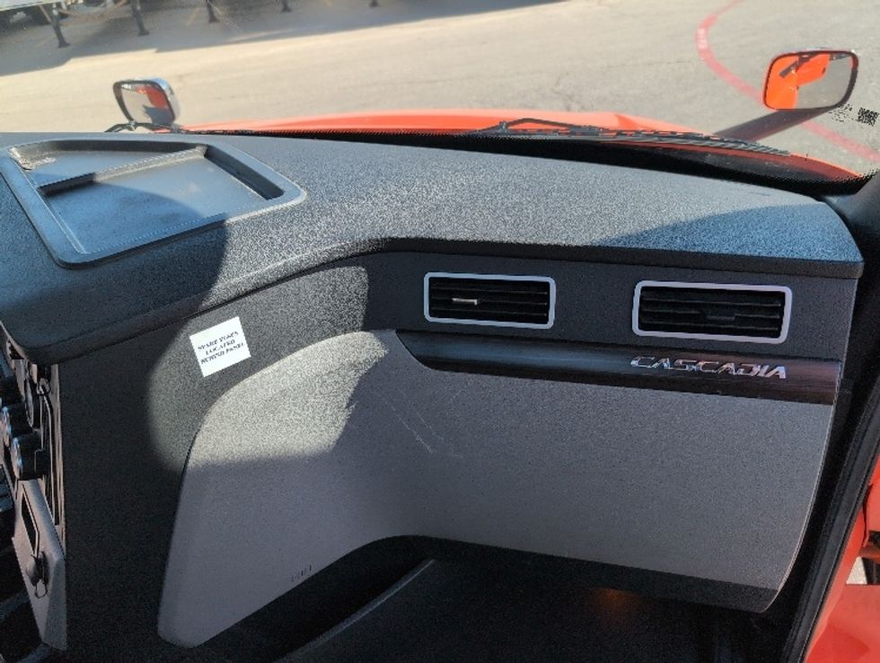 Day Cab Tractor-Heavy Duty Tractors-Freightliner-2020-T12664ST-San Antonio-TX-393,867\n\t\tmiles-$ 51,500 - Image 13