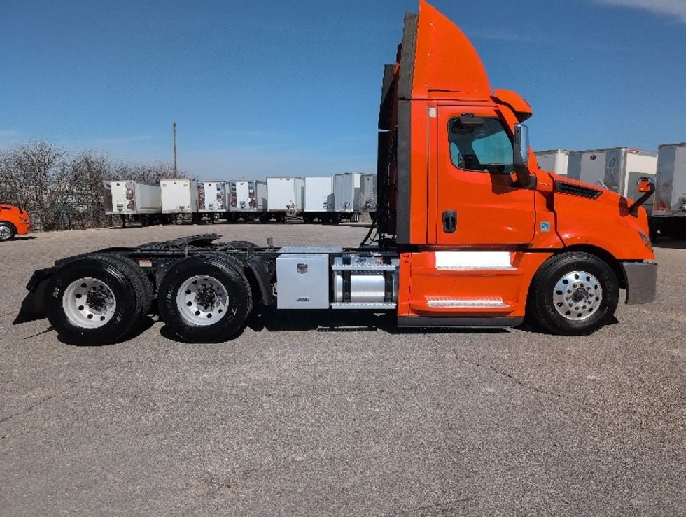 Day Cab Tractor-Heavy Duty Tractors-Freightliner-2020-T12664ST-San Antonio-TX-393,867\n\t\tmiles-$ 51,500 - Image 8