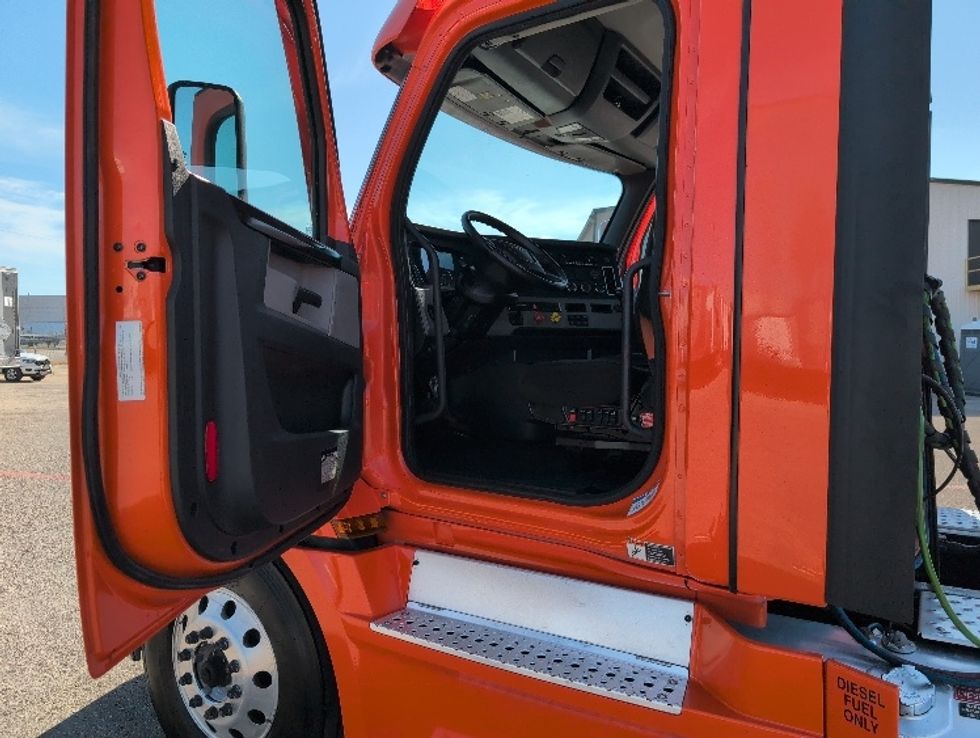 Day Cab Tractor-Heavy Duty Tractors-Freightliner-2020-T12664ST-San Antonio-TX-393,867\n\t\tmiles-$ 51,500 - Image 9