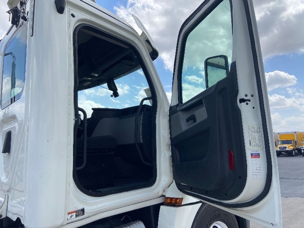 Day Cab Tractor-Heavy Duty Tractors-Freightliner-2020-T12664ST-San Antonio-TX-412,153\n\t\tmiles-$ 51,000 - Image 12