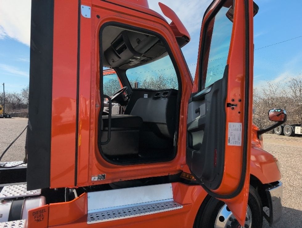 Day Cab Tractor-Heavy Duty Tractors-Freightliner-2020-T12664ST-San Antonio-TX-479,227\n\t\tmiles-$ 44,250 - Image 12