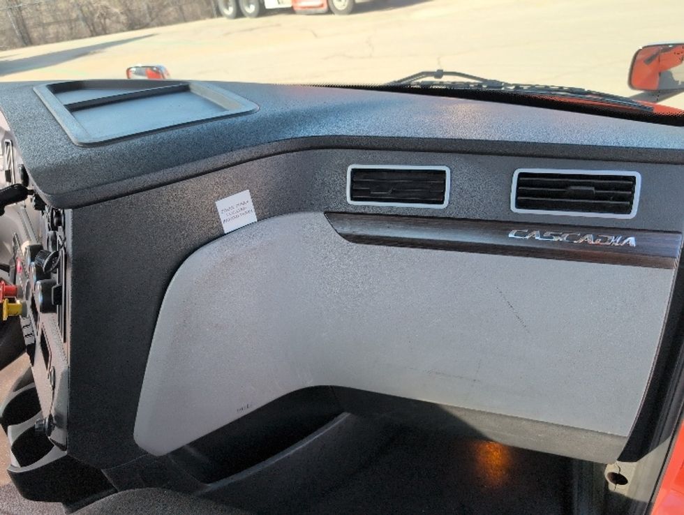 Day Cab Tractor-Heavy Duty Tractors-Freightliner-2020-T12664ST-San Antonio-TX-479,227\n\t\tmiles-$ 44,250 - Image 13