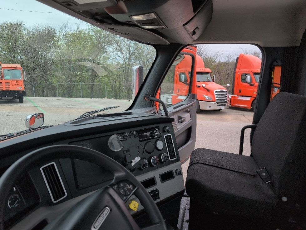 Day Cab Tractor-Heavy Duty Tractors-Freightliner-2020-T12664ST-San Antonio-TX-487,875\n\t\tmiles-$ 43,750 - Image 10