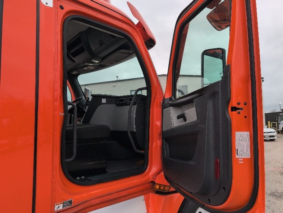 Day Cab Tractor-Heavy Duty Tractors-Freightliner-2020-T12664ST-San Antonio-TX-487,875\n\t\tmiles-$ 43,750 - Image 12