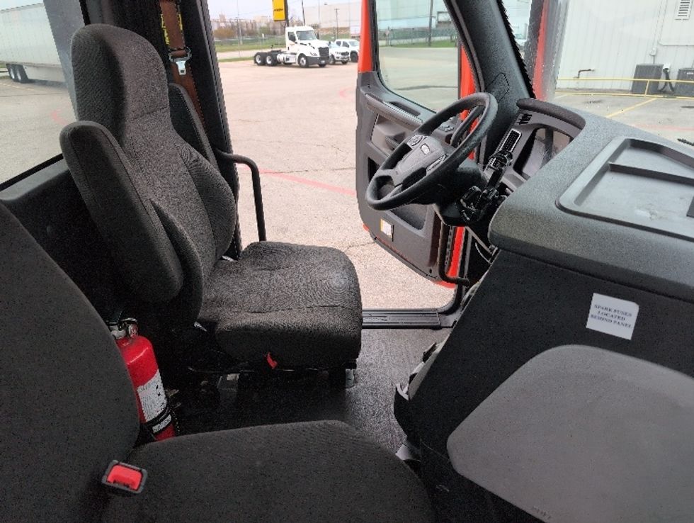 Day Cab Tractor-Heavy Duty Tractors-Freightliner-2020-T12664ST-San Antonio-TX-487,875\n\t\tmiles-$ 43,750 - Image 14