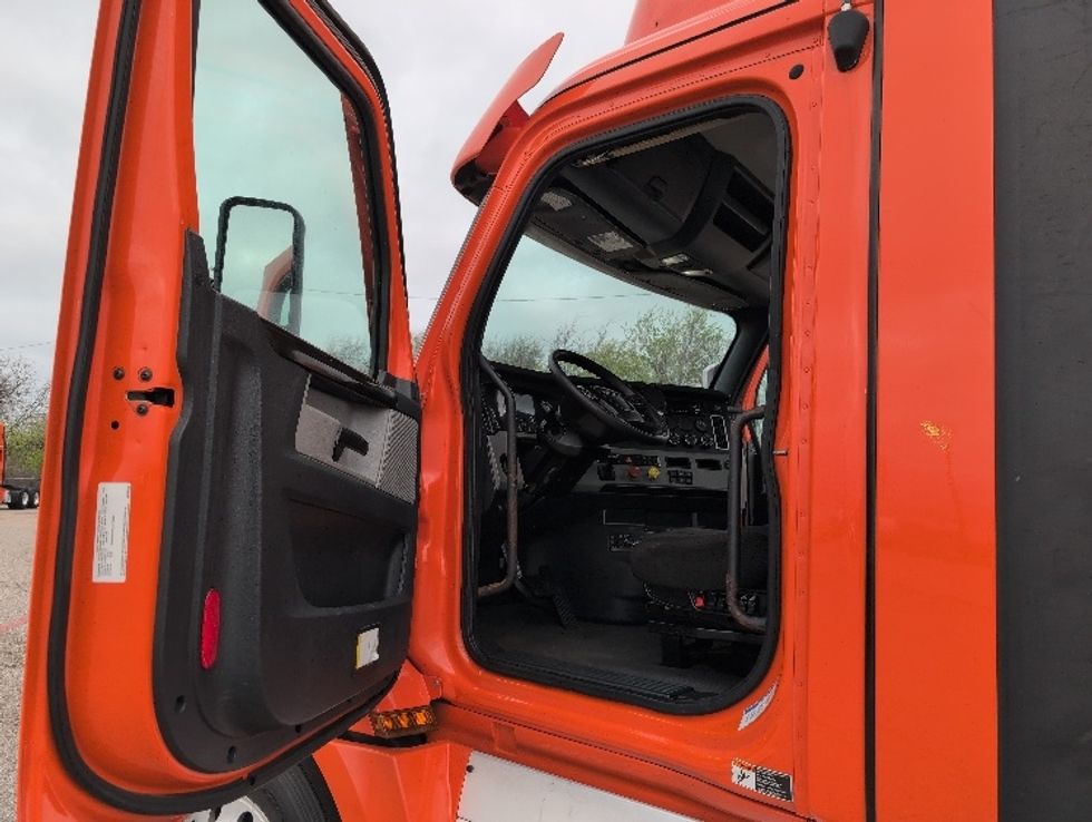 Day Cab Tractor-Heavy Duty Tractors-Freightliner-2020-T12664ST-San Antonio-TX-487,875\n\t\tmiles-$ 43,750 - Image 9