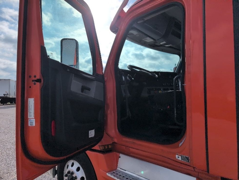 Day Cab Tractor-Heavy Duty Tractors-Freightliner-2020-T12664ST-San Antonio-TX-491,174\n\t\tmiles-$ 43,500 - Image 9