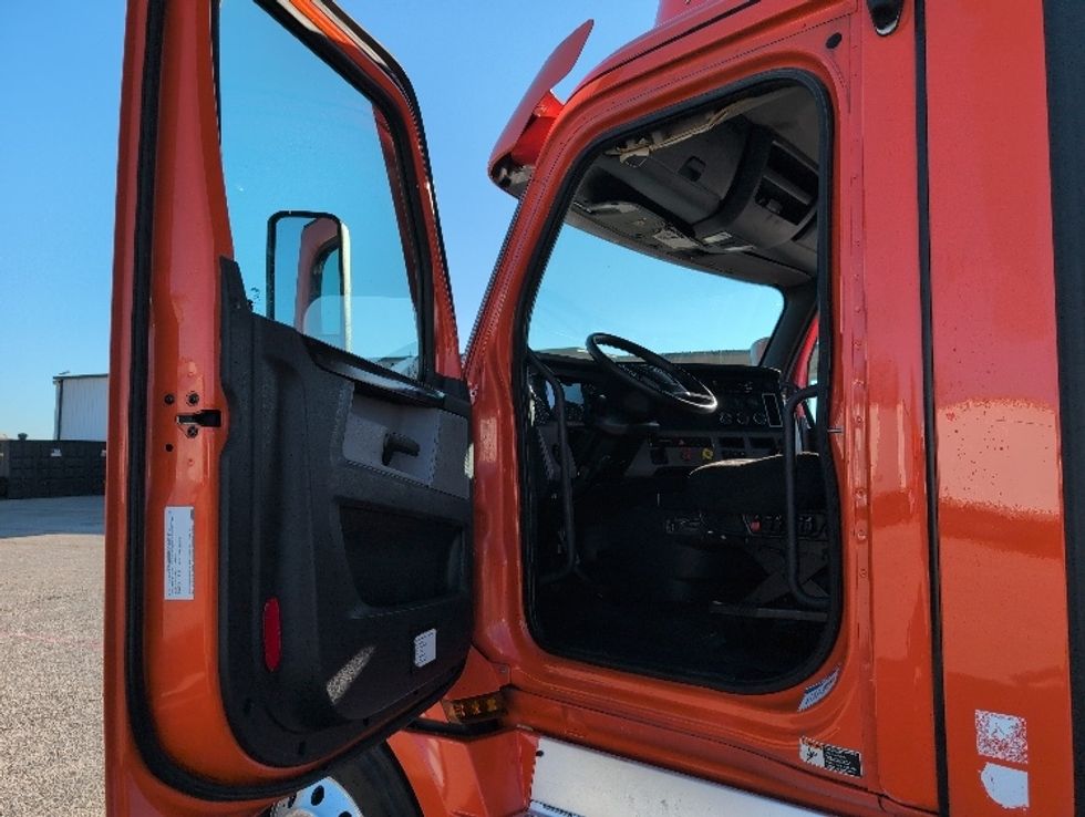 Day Cab Tractor-Heavy Duty Tractors-Freightliner-2020-T12664ST-San Antonio-TX-502,340\n\t\tmiles-$ 42,250 - Image 9