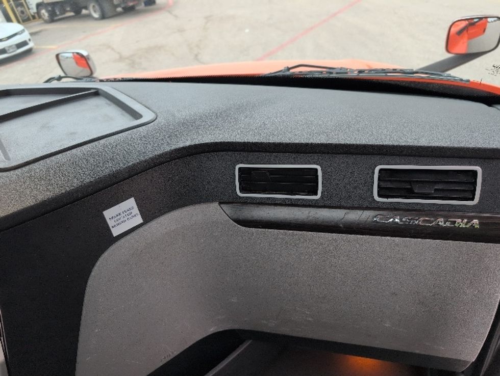 Day Cab Tractor-Heavy Duty Tractors-Freightliner-2020-T12664ST-San Antonio-TX-504,042\n\t\tmiles-$ 42,000 - Image 13