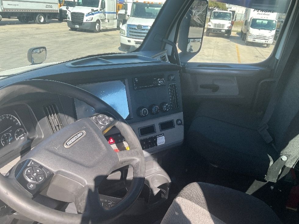 Day Cab Tractor-Heavy Duty Tractors-Freightliner-2020-T12664ST-San Antonio-TX-542,785\n\t\tmiles-$ 37,000 - Image 10