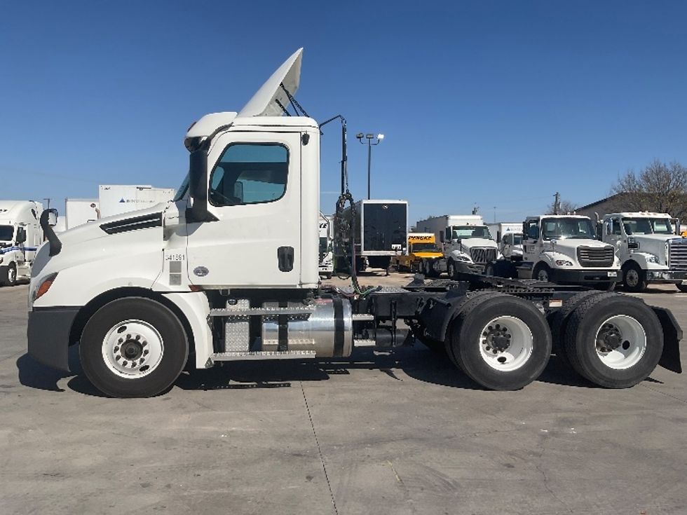 Day Cab Tractor-Heavy Duty Tractors-Freightliner-2020-T12664ST-San Antonio-TX-542,785\n\t\tmiles-$ 37,000 - Image 4