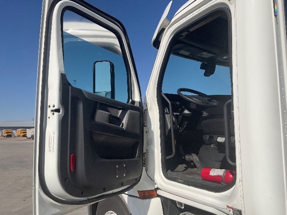 Day Cab Tractor-Heavy Duty Tractors-Freightliner-2020-T12664ST-San Antonio-TX-542,785\n\t\tmiles-$ 37,000 - Image 9