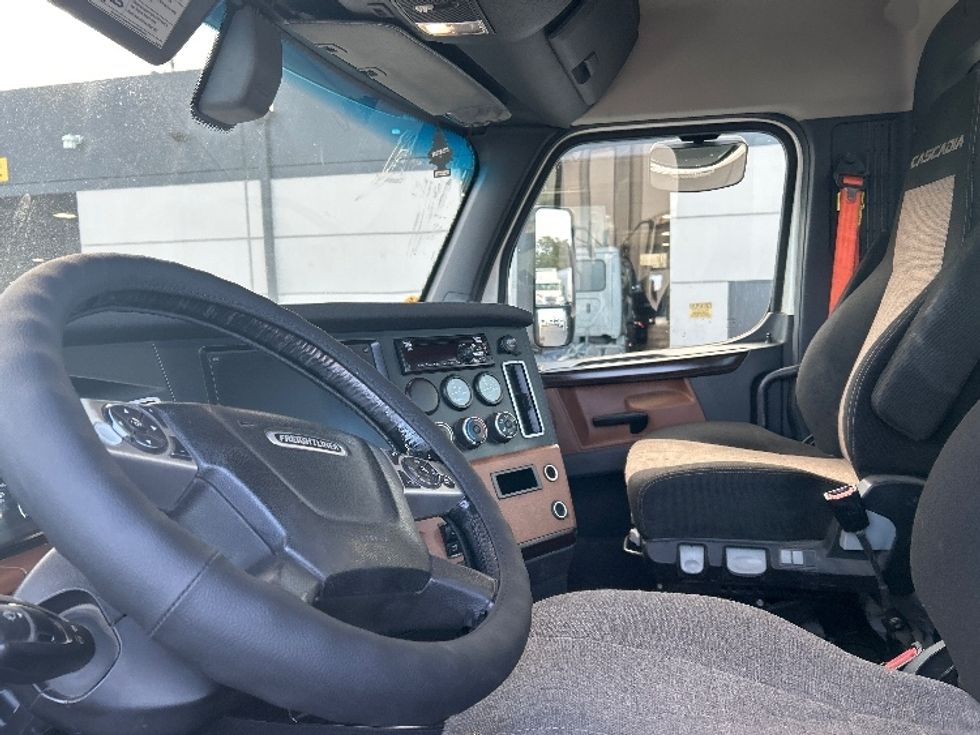 Day Cab Tractor-Heavy Duty Tractors-Freightliner-2020-T12664ST-San Diego-CA-337,836\n\t\tmiles-$ 59,750 - Image 10