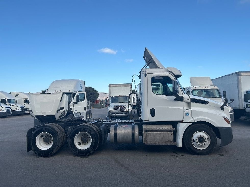 Day Cab Tractor-Heavy Duty Tractors-Freightliner-2020-T12664ST-San Diego-CA-337,836\n\t\tmiles-$ 59,750 - Image 8