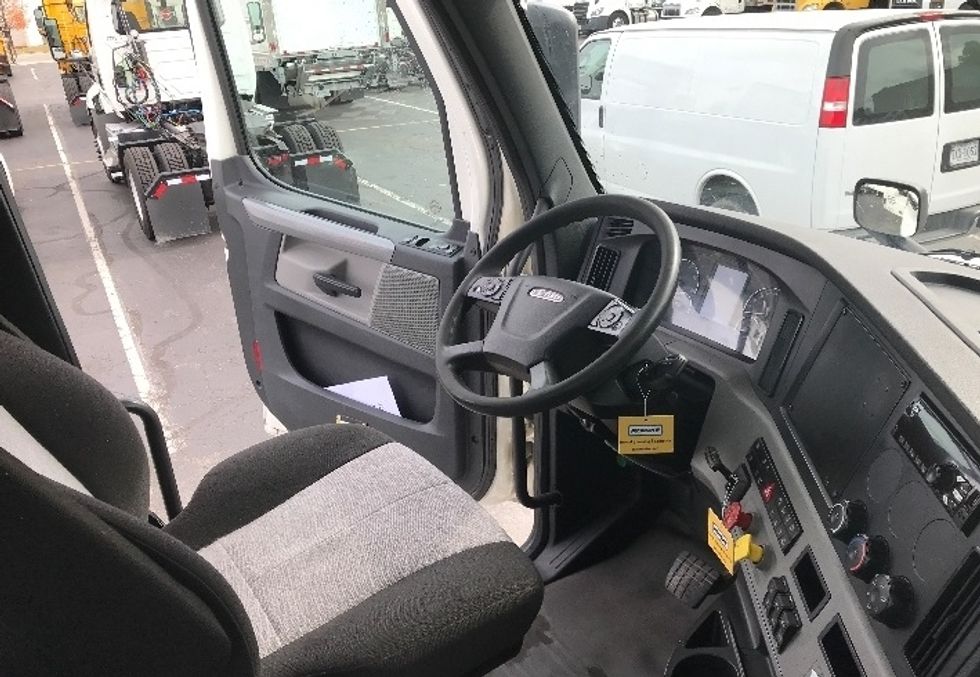 Day Cab Tractor-Heavy Duty Tractors-Freightliner-2020-T12664ST-Sandston-VA-575,079\n\t\tmiles-$ 47,000 - Image 14