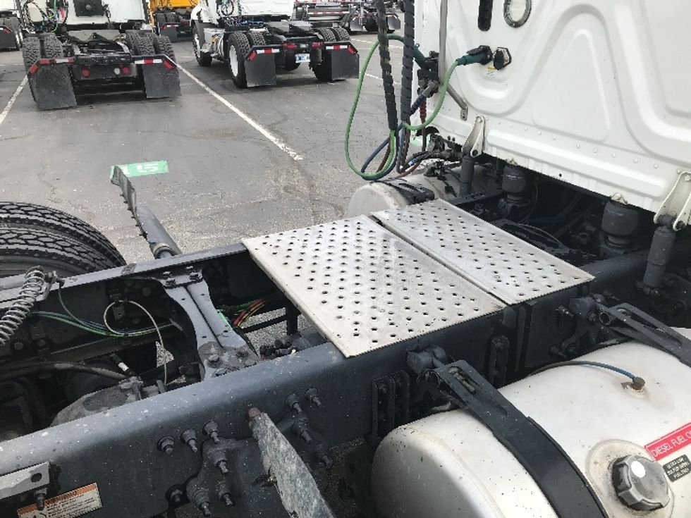 Day Cab Tractor-Heavy Duty Tractors-Freightliner-2020-T12664ST-Sandston-VA-575,079\n\t\tmiles-$ 47,000 - Image 18