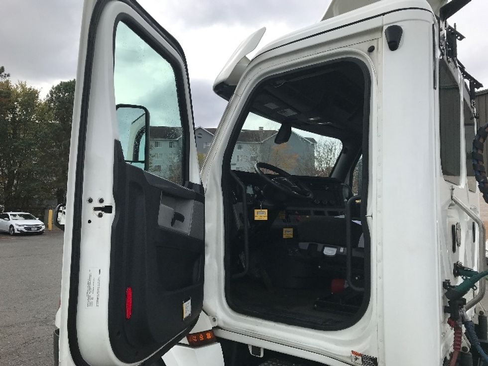 Day Cab Tractor-Heavy Duty Tractors-Freightliner-2020-T12664ST-Sandston-VA-575,079\n\t\tmiles-$ 47,000 - Image 9