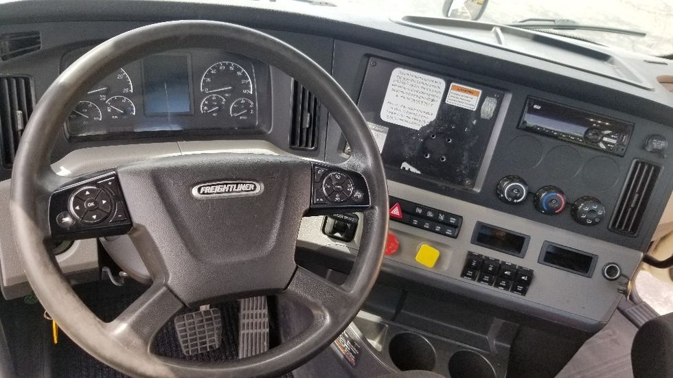 Day Cab Tractor-Heavy Duty Tractors-Freightliner-2020-T12664ST-Scarborough-ON-904,033\n\t\tkm-$ 49,000 - Image 11