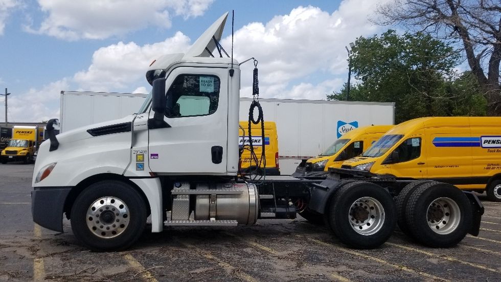 Day Cab Tractor-Heavy Duty Tractors-Freightliner-2020-T12664ST-Scarborough-ON-904,033\n\t\tkm-$ 49,000 - Image 4