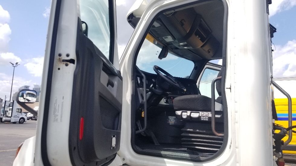 Day Cab Tractor-Heavy Duty Tractors-Freightliner-2020-T12664ST-Scarborough-ON-904,033\n\t\tkm-$ 49,000 - Image 9