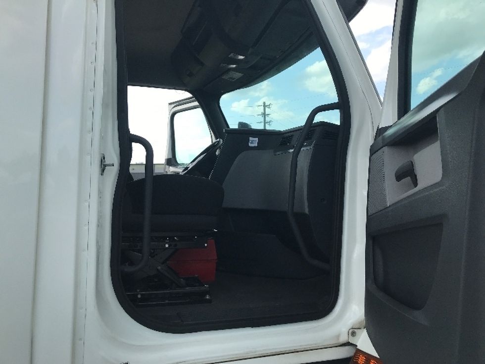 Day Cab Tractor-Heavy Duty Tractors-Freightliner-2020-T12664ST-Shreveport-LA-209,116\n\t\tmiles-$ 82,500 - Image 12