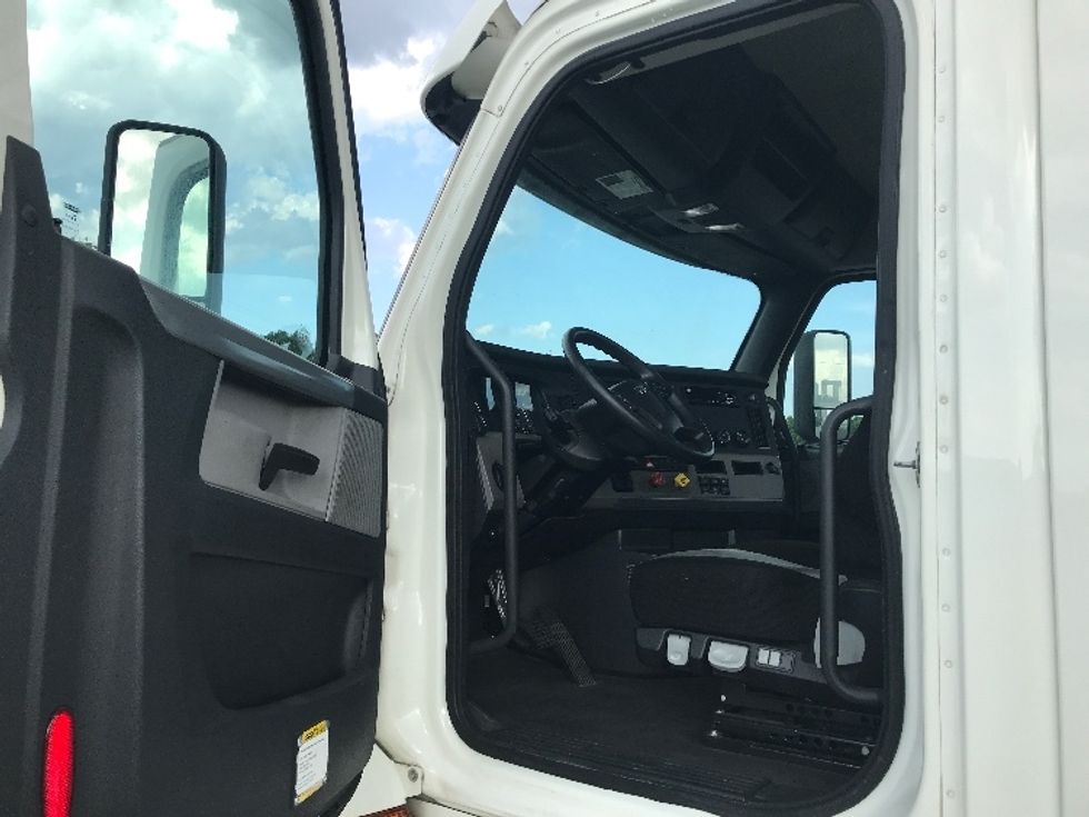 Day Cab Tractor-Heavy Duty Tractors-Freightliner-2020-T12664ST-Shreveport-LA-209,116\n\t\tmiles-$ 82,500 - Image 9